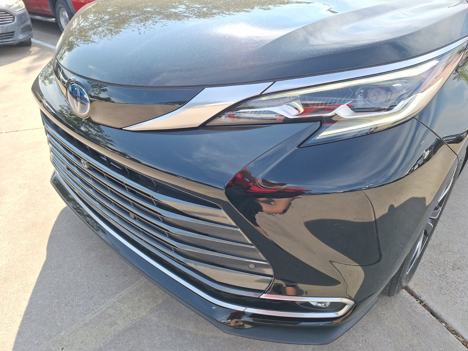 Used 2025 Toyota Sienna Platinum AWD/4WD image 10