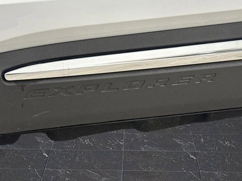 Used 2023 Ford Explorer XLT AWD/4WD image 35