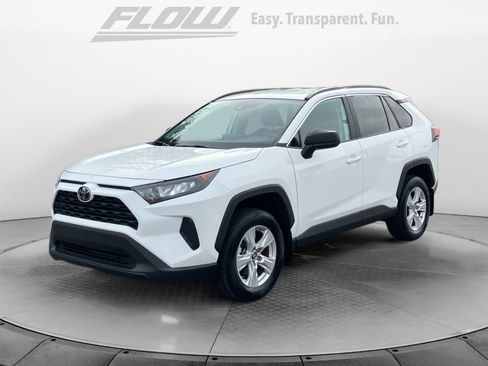 Used 2021 Toyota RAV4 LE image 3