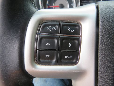 Used 2015 Chrysler Town & Country Touring image 13