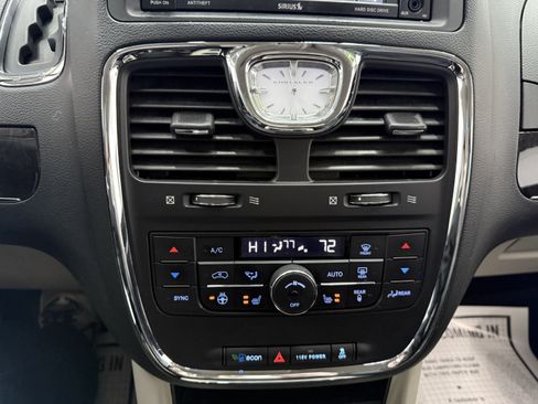 Used 2015 Chrysler Town & Country Touring-L w/ Driver Convenience Group image 15