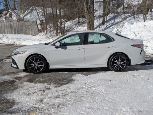 Used 2023 Toyota Camry SE image 4