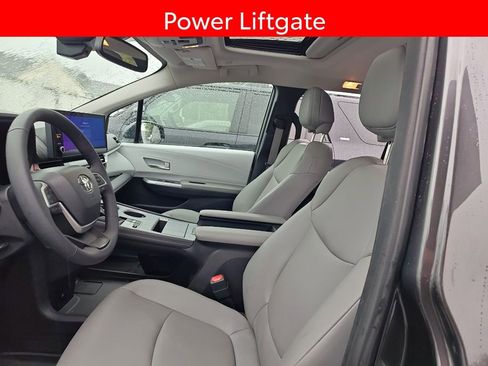 Used 2025 Toyota Sienna XLE AWD/4WD image 6