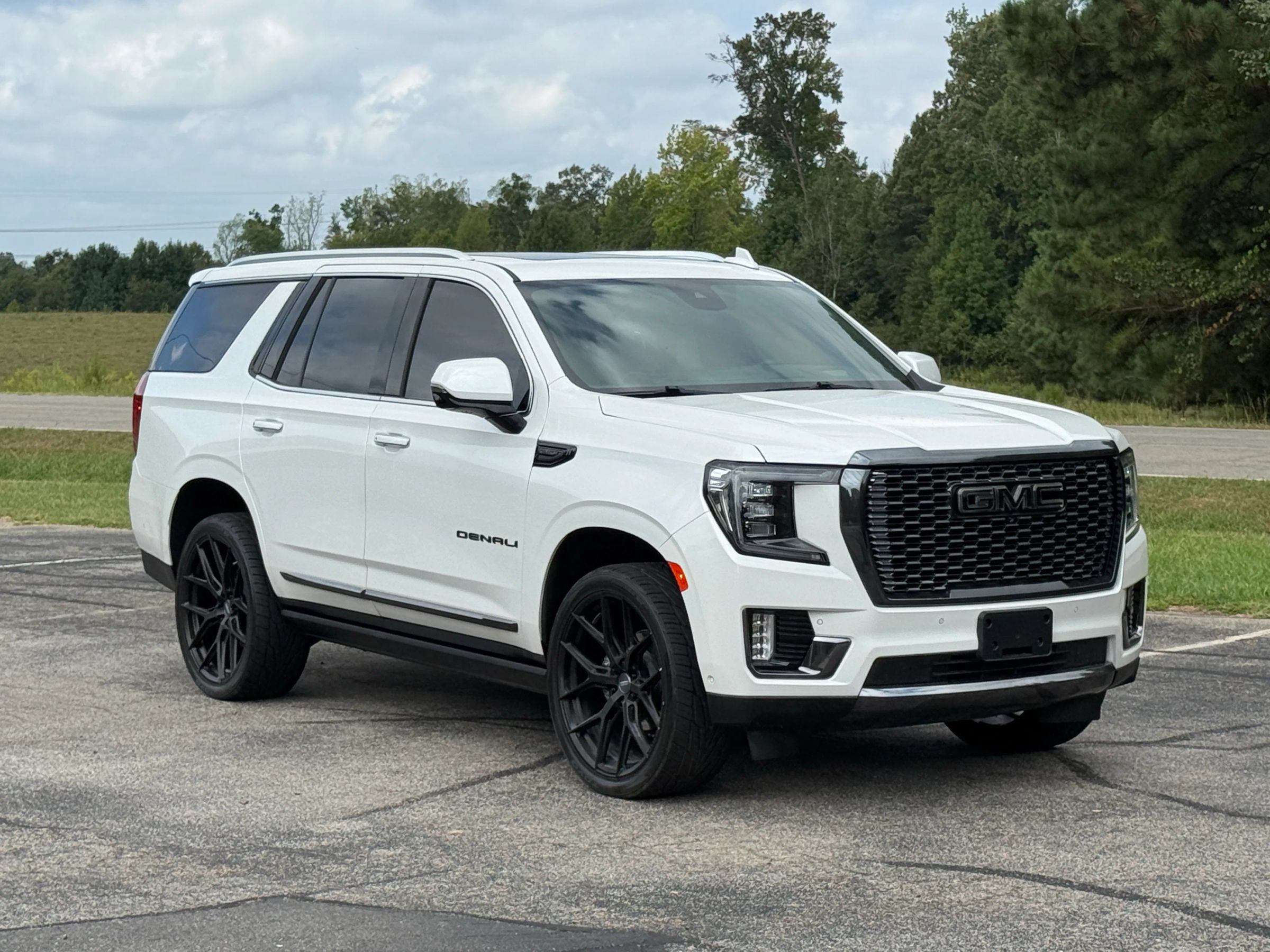 Used 2023 GMC Yukon Denali Ultimate w/ LPO, Floor Liner Package AWD/4WD image 1