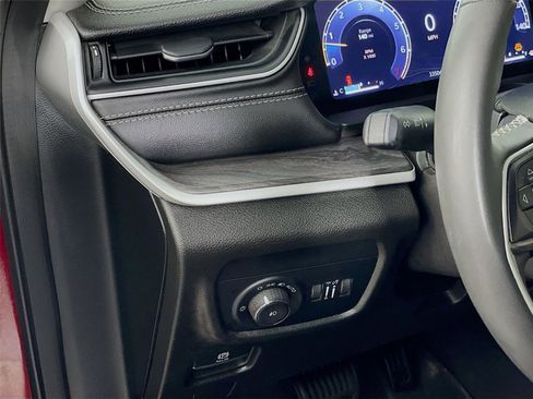 Used 2023 Jeep Grand Cherokee Limited image 12