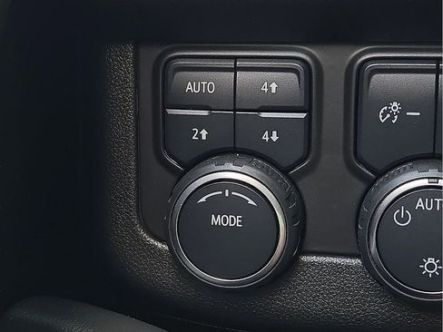 Used 2023 Chevrolet Tahoe Z71 w/ Luxury Package AWD/4WD image 17