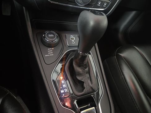 Used 2020 Jeep Cherokee Latitude Plus AWD/4WD image 21