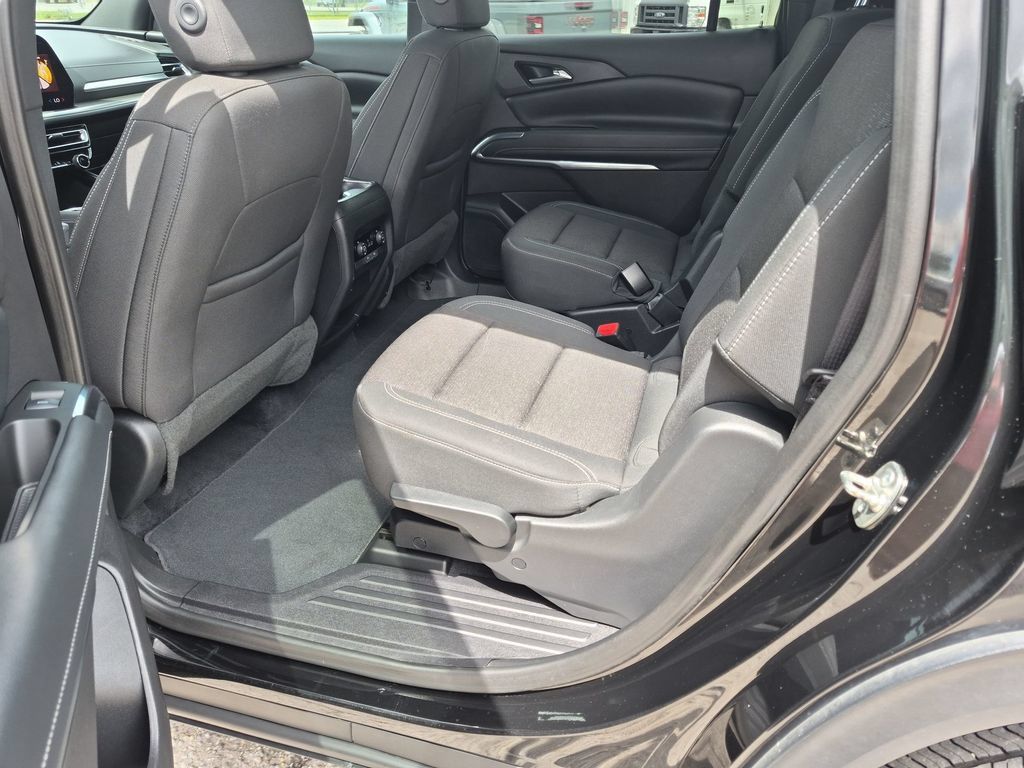 Used 2025 Chevrolet Traverse LT FWD image 26