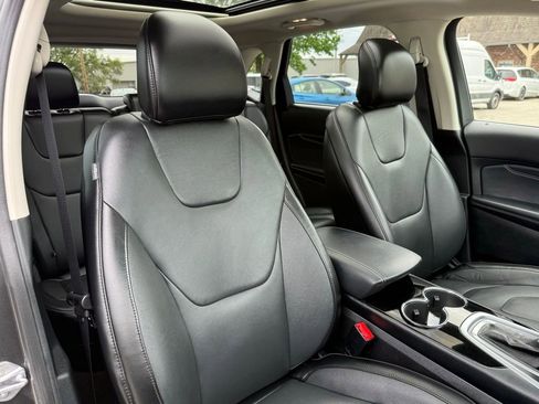 Used 2018 Ford Edge Titanium w/ Technology Package AWD/4WD image 17