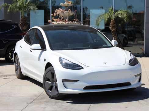 Used 2023 Tesla Model 3 Standard Range image 2