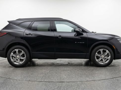 Used 2025 Chevrolet Blazer LT FWD image 11