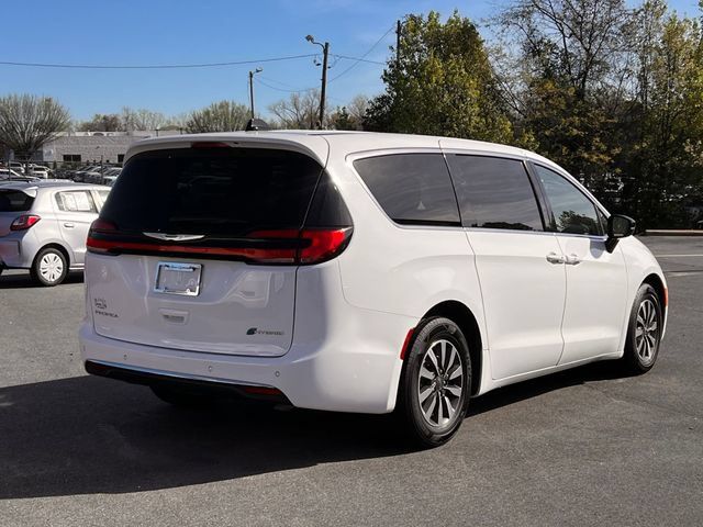 Used 2024 Chrysler Pacifica Limited FWD image 3