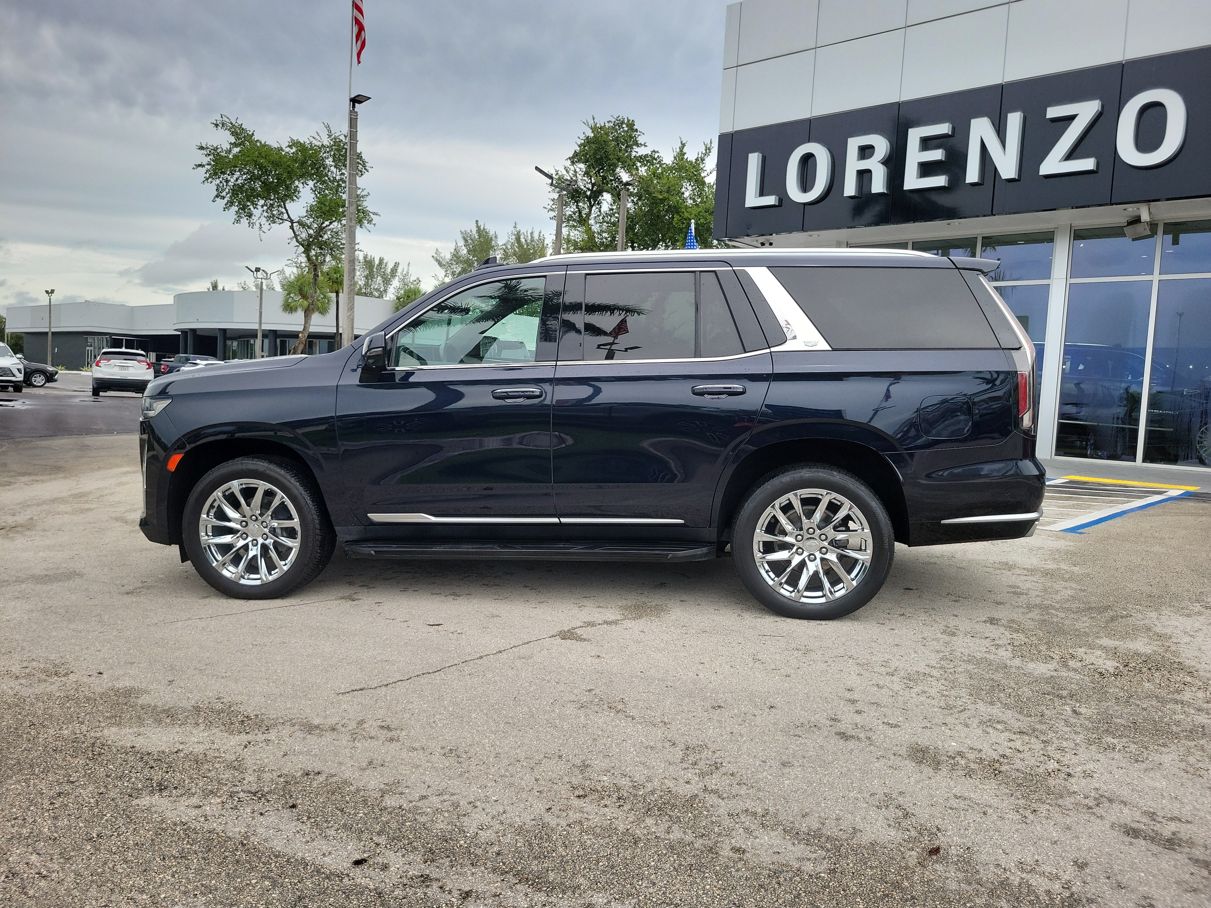 Used 2023 Cadillac Escalade Premium Luxury w/ LPO, Radiant Package AWD/4WD image 8