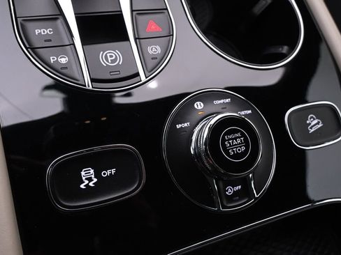 Used 2022 Bentley Bentayga AWD/4WD image 38