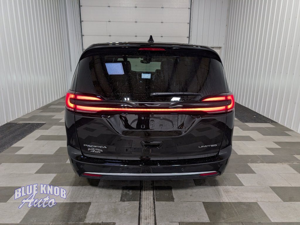 Used 2027 Chrysler Pacifica Limited FWD image 3