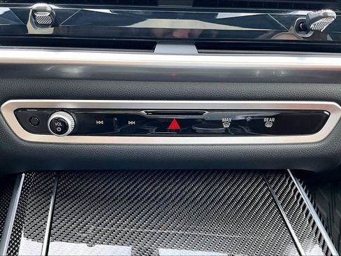 Used 2025 BMW X7 M60i w/ Climate Comfort Package image 32