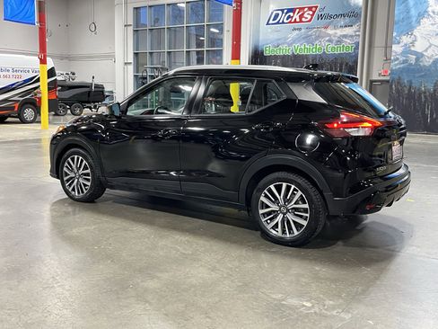 Used 2021 Nissan Kicks SV image 3