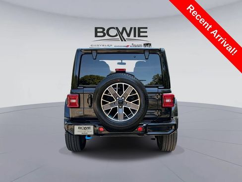 Used 2023 Jeep Wrangler Unlimited Sahara AWD/4WD image 3
