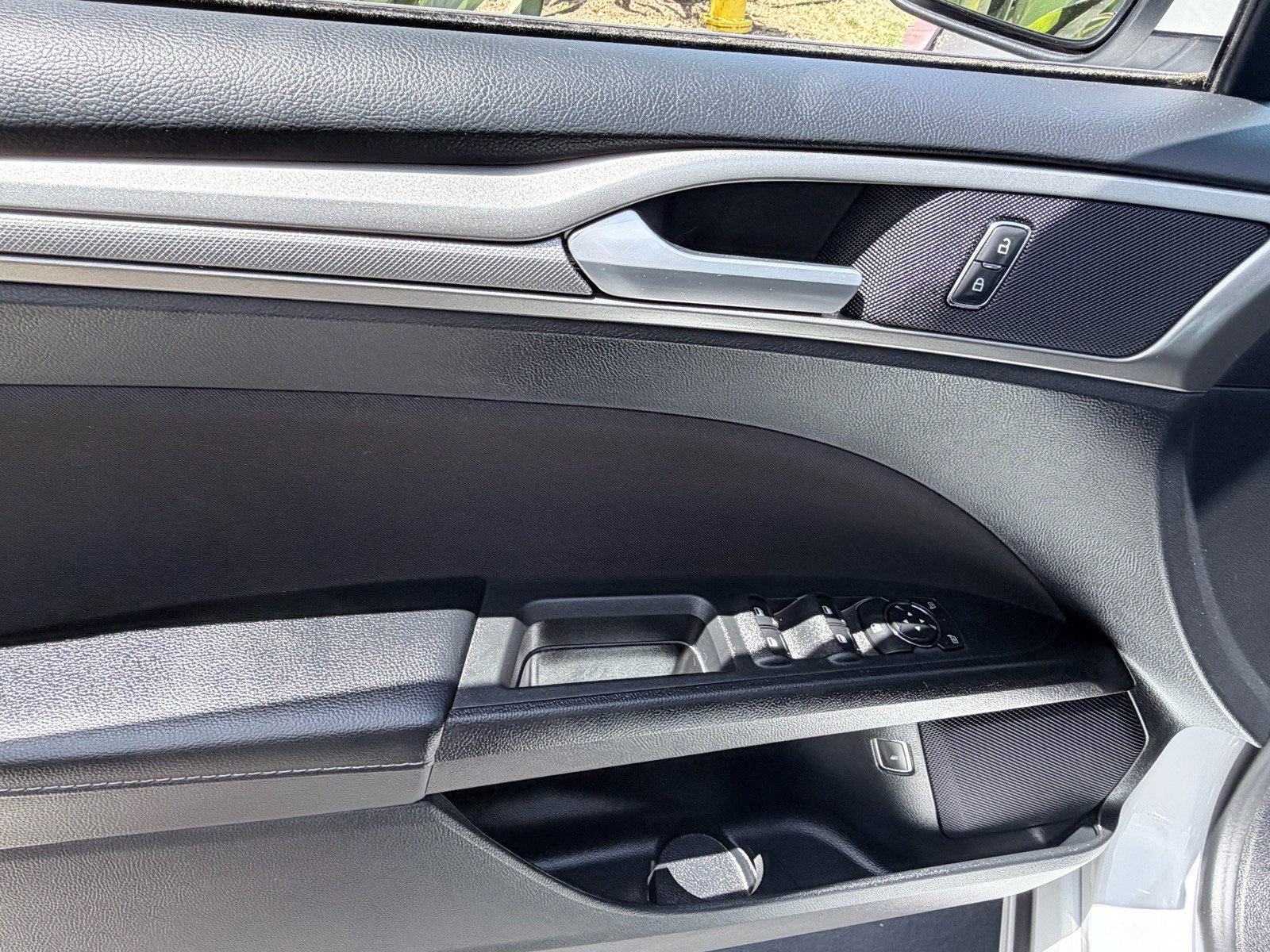 Used 2019 Ford Fusion SE FWD image 18