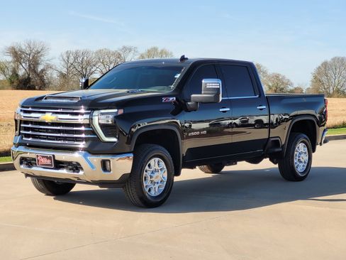 Used 2024 Chevrolet Silverado 2500 LTZ w/ LTZ Convenience Package image 3