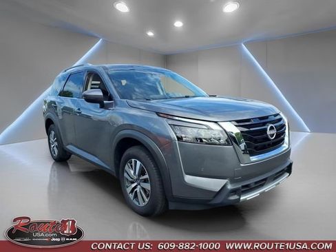 Used 2025 Nissan Pathfinder SL FWD image 1
