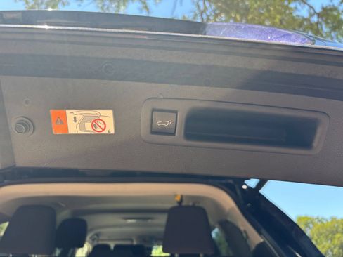 Used 2025 Toyota Highlander LE FWD image 28