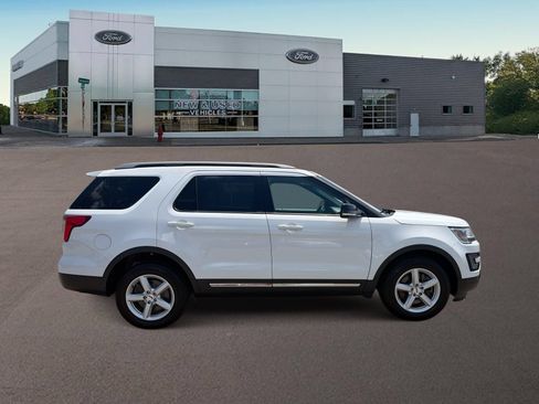 Used 2017 Ford Explorer XLT w/ Equipment Group 202A AWD/4WD image 10