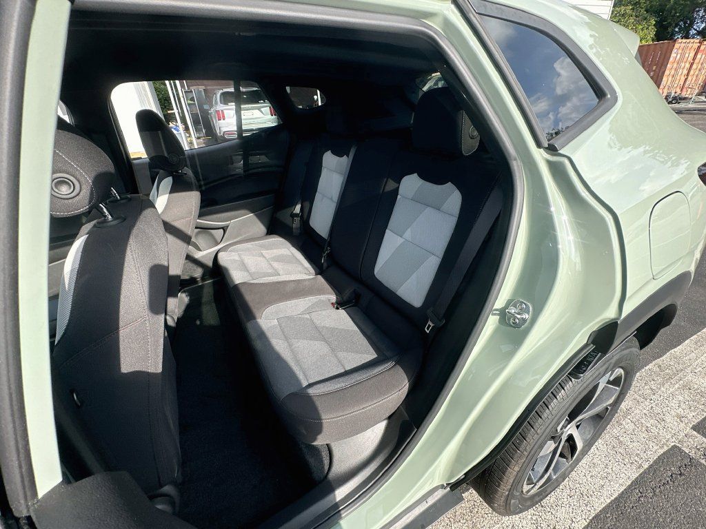 Used 2024 Chevrolet Trax RS FWD image 23
