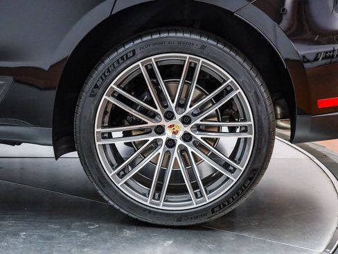 Certified 2026 Porsche Macan AWD/4WD image 9
