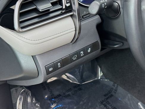 Used 2021 Toyota Camry XLE w/ Navigation Upgrade Package image 10