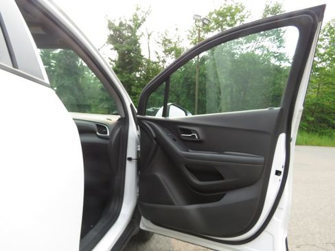 Used 2022 Chevrolet Trax LS w/ Tint and Cruise Package AWD/4WD image 12