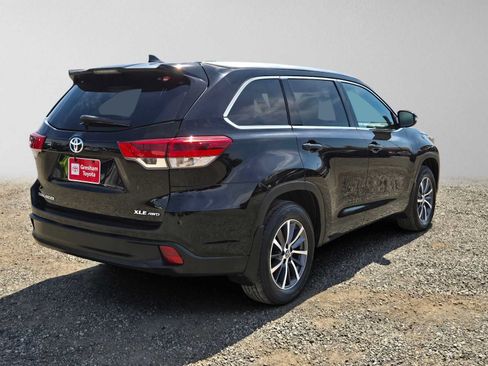 Used 2018 Toyota Highlander XLE AWD/4WD image 3