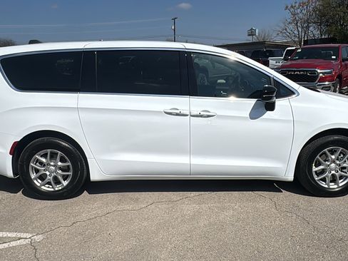 New 2026 Chrysler Voyager LX image 4