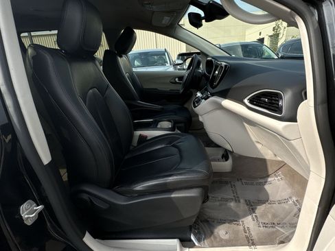 Used 2023 Chrysler Pacifica Touring-L FWD image 28
