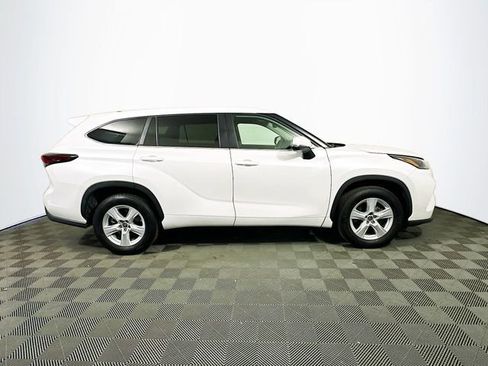 Certified 2024 Toyota Highlander LE image 9