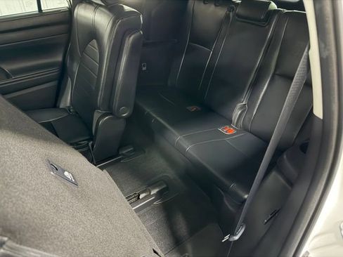 Used 2022 Toyota Highlander XLE AWD/4WD image 12