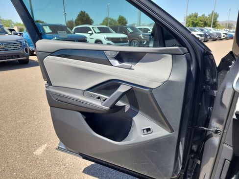 Certified 2025 Volkswagen Tiguan SE FWD image 13