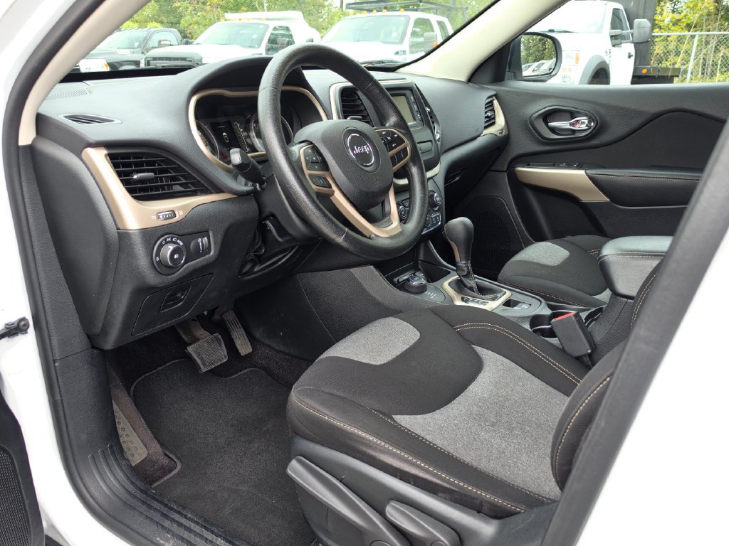 Used 2018 Jeep Cherokee Latitude w/ Safety Group AWD/4WD image 24