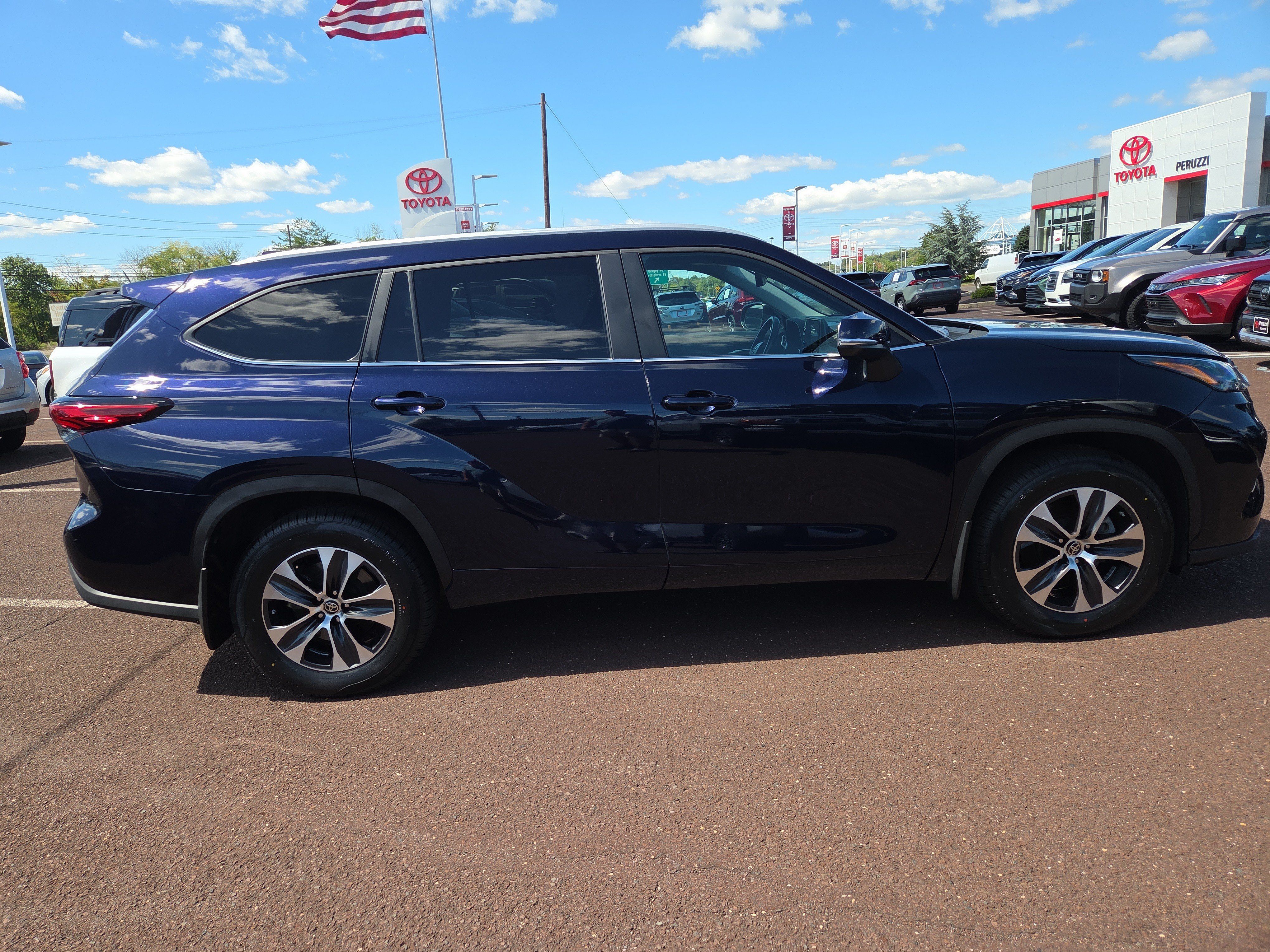 Used 2023 Toyota Highlander XLE AWD/4WD image 2