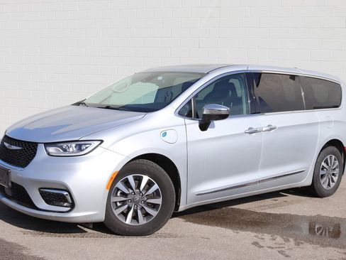 Used 2023 Chrysler Pacifica Limited image 49