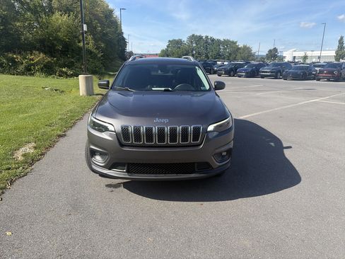 Used 2019 Jeep Cherokee Latitude Plus w/ Comfort/Convenience Group AWD/4WD image 2