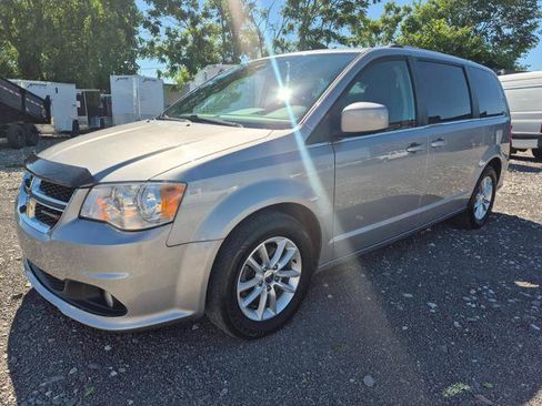 Used 2019 Dodge Grand Caravan SXT FWD image 3