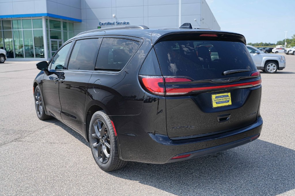 Used 2025 Chrysler Pacifica Limited FWD image 9