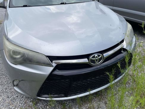 Used 2017 Toyota Camry SE w/ Moonroof Package FWD image 3
