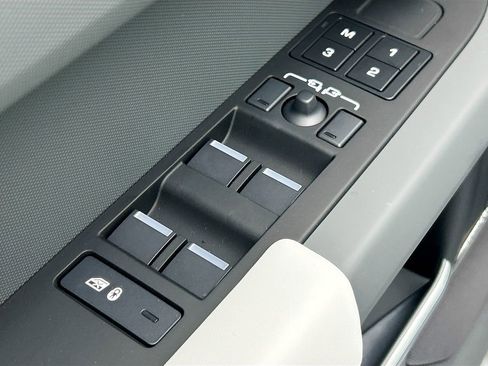New 2026 Land Rover Defender 110 X-Dynamic SE AWD/4WD image 22