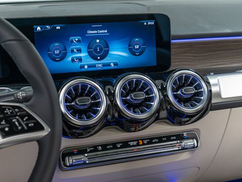 New 2026 Mercedes-Benz GLB 250 4MATIC image 19