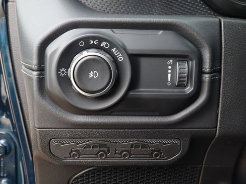 Used 2025 Jeep Wrangler Unlimited Rubicon AWD/4WD image 18