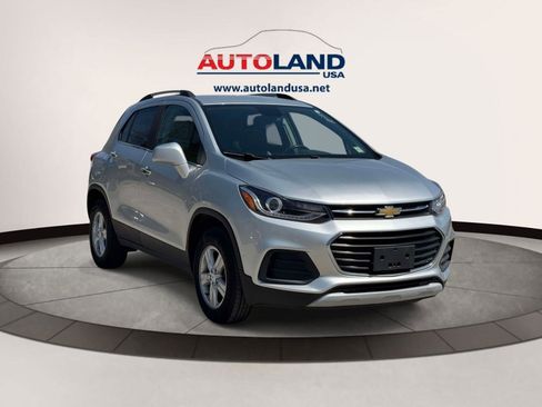 Used 2020 Chevrolet Trax LT w/ LT Convenience Package AWD/4WD image 2