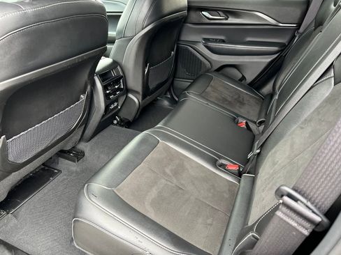 Used 2023 Jeep Grand Cherokee Altitude image 11