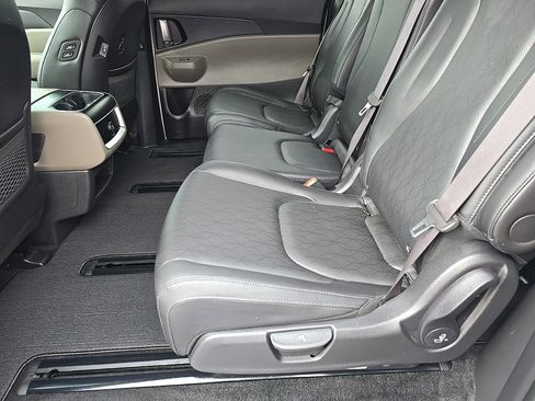 Used 2025 Kia Carnival EX FWD image 33